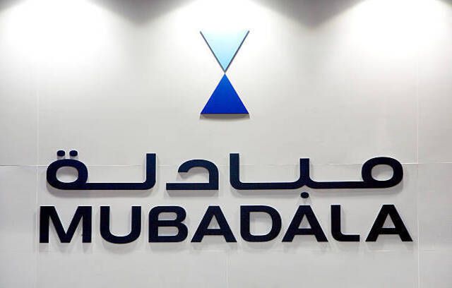 Logo spoločnosti Mubadala Development Co. sa zobrazilo na ich výstavnom stánku počas Singapore Airshow v Singapure