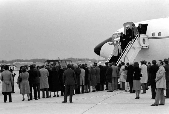Oslobodení Američania ako rukojemníci vystúpia z lietadla Stratoliner Air Force VC-137 po príchode na základňu 27. januára 1981.